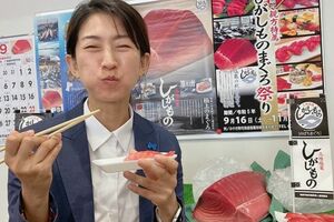 塩釜港でひがしものというマグロを食べる森下千里。自然豊かな環境では美味しいものもたくさん