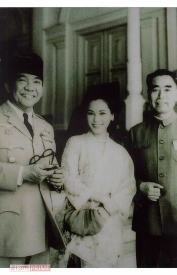 インドネシアに訪問した周恩来はスカルノ大統領と交流していた。中央はデヴィ夫人（1964年）