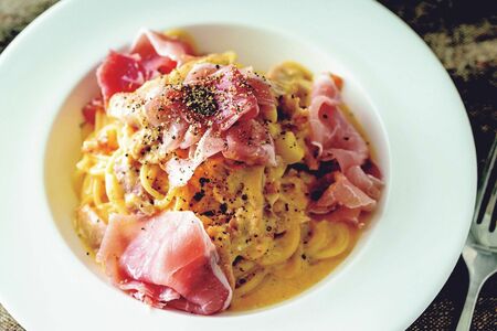 生ハムの濃厚カルボナーラ