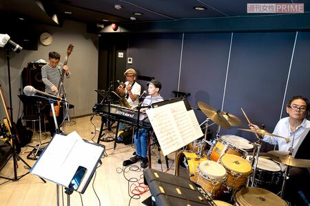 20年以上を共に過ごしてきた、バンドメンバーとの演奏。中央でピアノを弾くのが木下