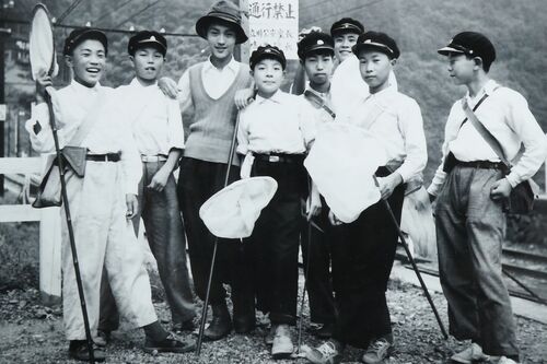 奥多摩に採集に出かけた際に撮影。右から4人目が中学1年の垣添さん。桐朋学園では生物部へ入部。中学高校の6年間、特待生だった