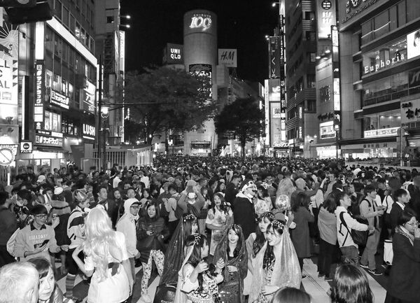 ハロウィンの渋谷では痴漢被害のツイートが続出。自業自得と叩く声も目立った