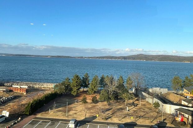 スロットコーナーからは能登の美しい景色も見られる　写真提供／能登の宿和倉温泉はまづる