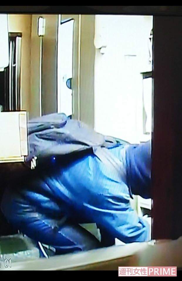 下駄箱を物色し、気に入った長靴を盗み出す一部始終が防犯カメラに映し出されていた。最初に2足盗み、数分後にもう2足盗むために屋内に侵入。犯行時間はそれぞれ30秒程度だった