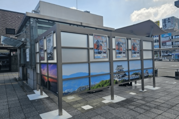 和歌山市駅前の喫煙所。市の取り組みをPRする掲示板を設置（和歌山市HPより）。