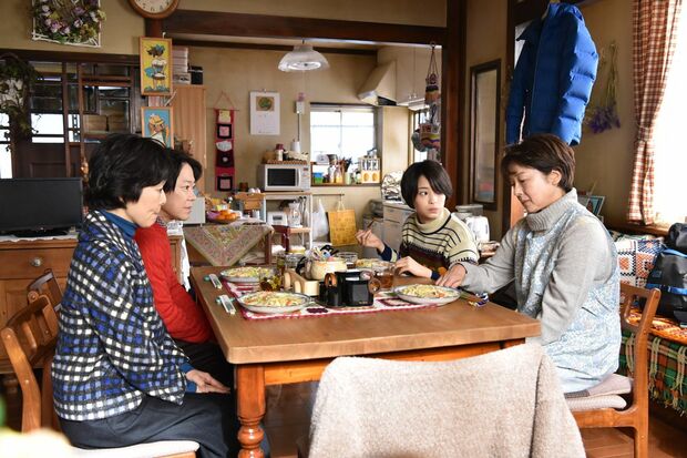 無関係だったハリカ、亜乃音、るい子、舵は、亜乃音の家で家族のように暮らすことになったが……。(c)日本テレビ