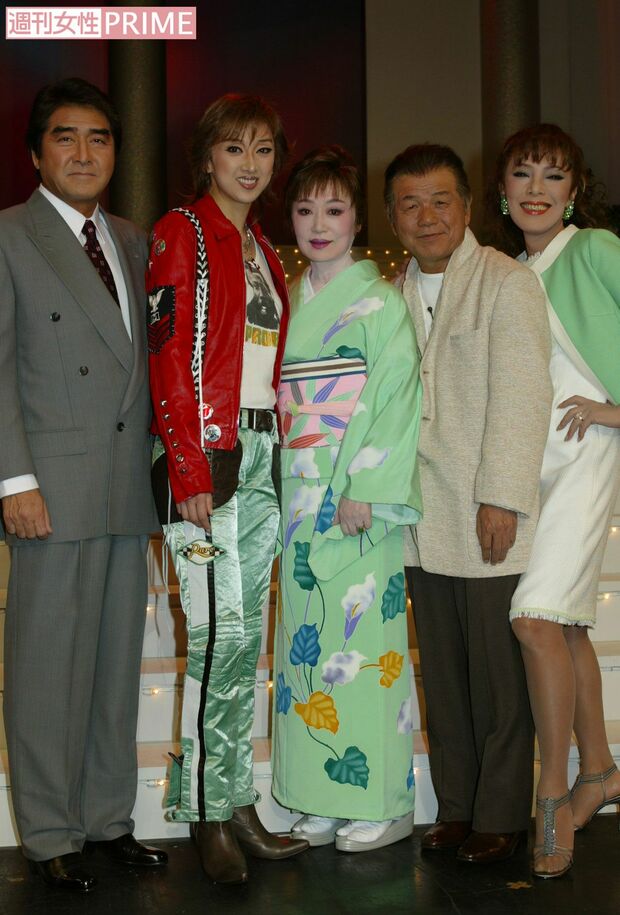 2004年6月30日、舞台『喝采　愛のボレロ』の囲み取材に応じる浜木綿子（中央）