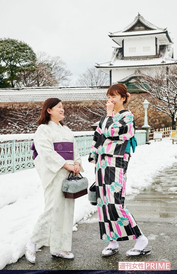 金沢城の前でパシャリ！　撮影／山田智絵