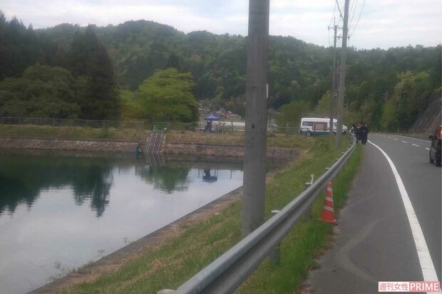警察が結希さんの遺留品を捜索している、遺体が遺棄された現場近くの池