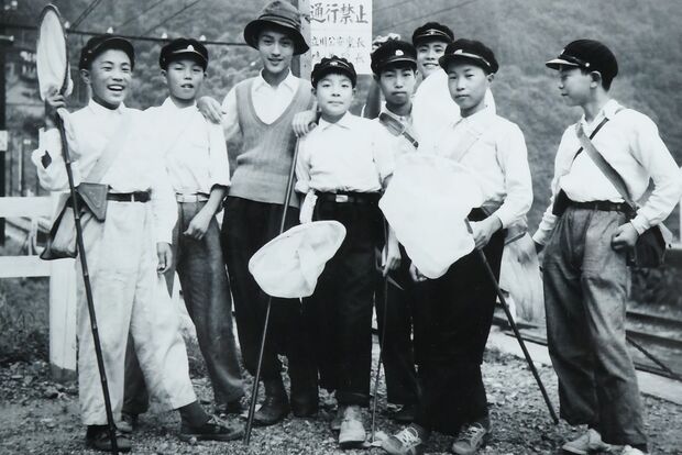 奥多摩に採集に出かけた際に撮影。右から４人目が中学１年の垣添さん。桐朋学園では生物部へ入部。中学高校の6年間、特待生だった