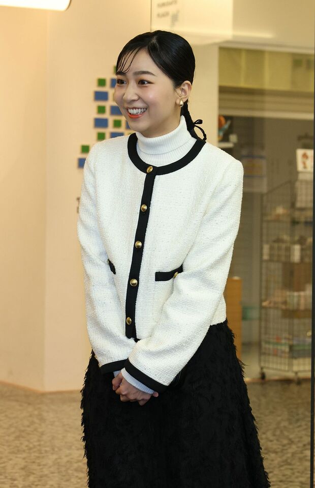 「第57回なるほど展」を視察された佳子さま。シースルーバングが特徴的な前髪で