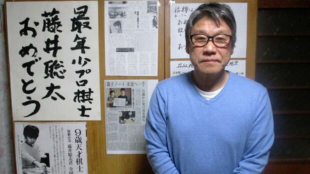 将棋をやると集中力と思考力が発達すると語る文本先生。天才を育て上げた