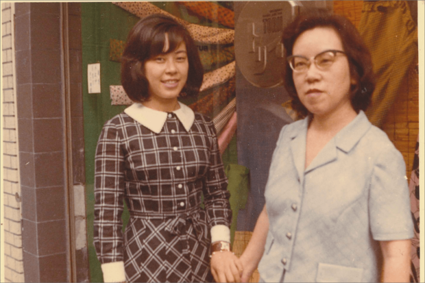 文化学院時代、銀座トリヰの前で母と