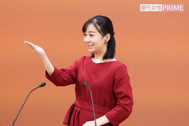 『みんな』 の手話。右手のひらを下に向け、水平に半円を描く（『全国高校生手話パフォーマンス甲子園』で手話を披露された佳子さま）