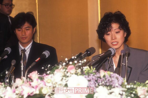 1989年12月31日、近藤真彦同席のもとで中森明菜は自殺未遂騒動を謝罪した