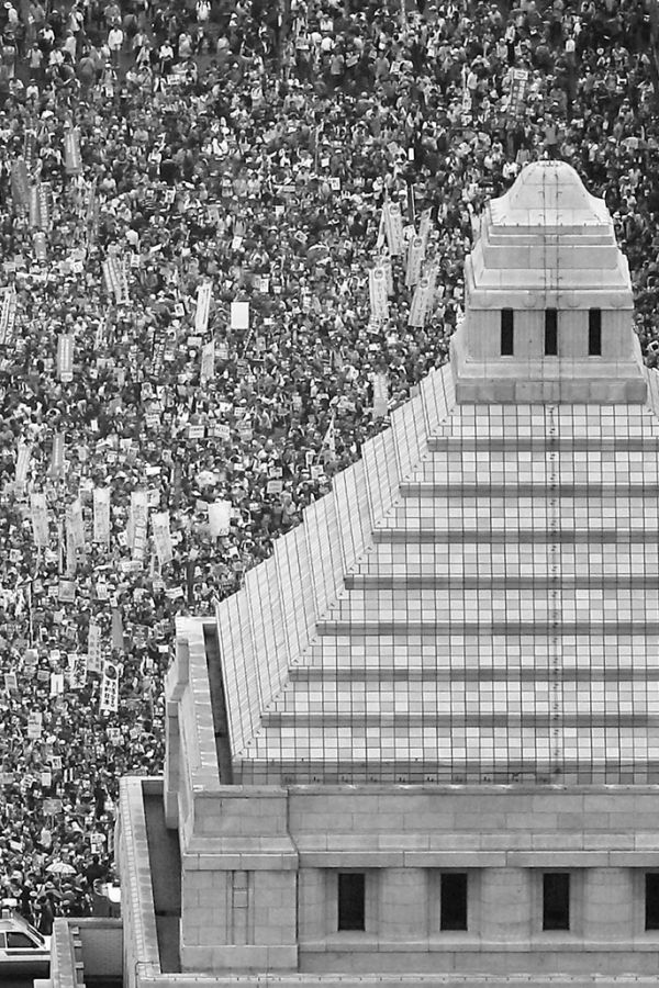  国会をびっしりと取り囲む「安保法案反対」の国民（8月30日）