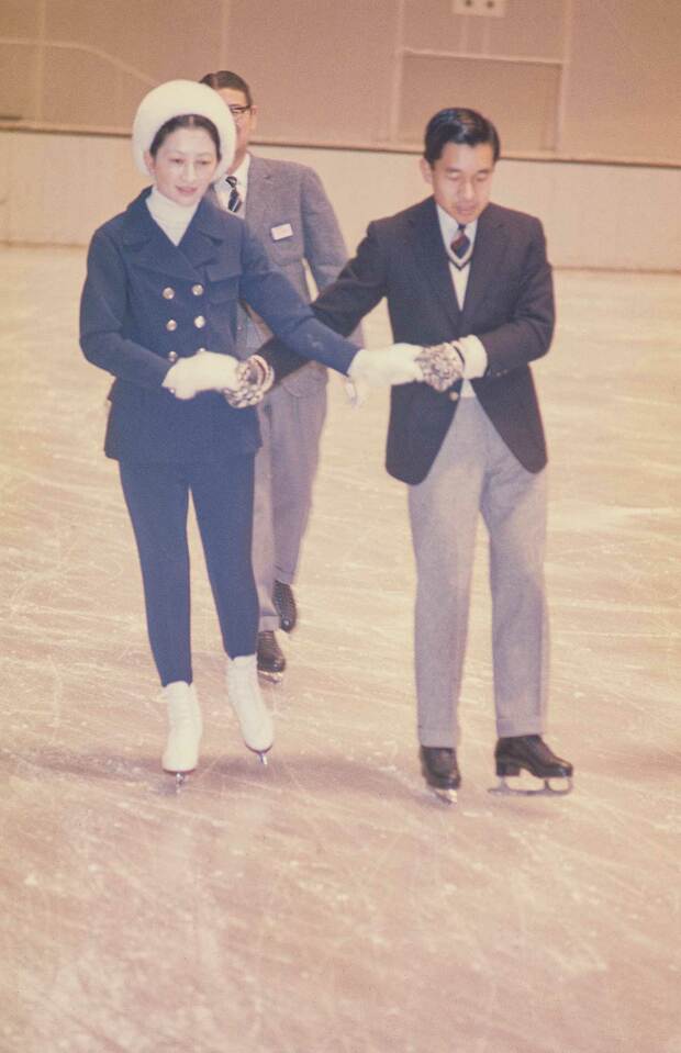 写真④転倒されるシーンもあったスケート。昭和46（1971）年2月7日