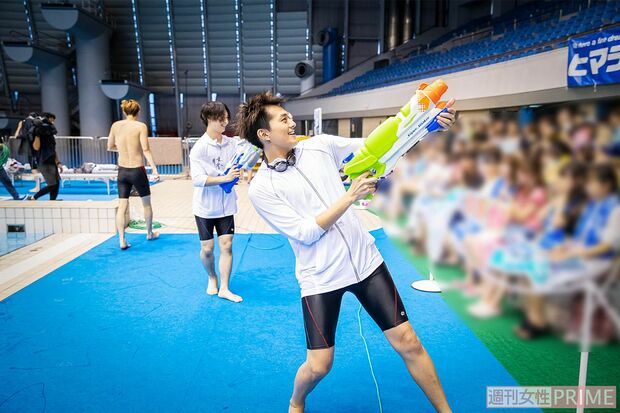 客席に水をかけまくるボイメン小林　撮影／廣瀬靖士