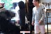 背を向け子どもをひざに乗せているのが山口。右が田中