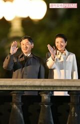 皇居前広場で行われた天皇陛下のご即位を祝う国民祭典でお手ふりを。令和元（2019）年11月