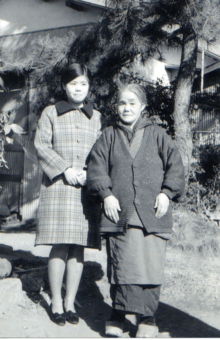 テレビ出演をきっかけに母と約20年ぶりに再会。左はマギー司郎の姉