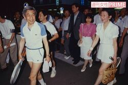 現在も毎年、静養されている軽井沢でテニスをプレーされた際の上皇ご夫妻。陛下や黒田清子さんもご一緒に訪れていた('90年8月)