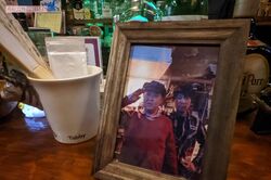 『ルーキーs』に飾られている上島竜兵さんの写真。多いときは週4日のペースで通っていた