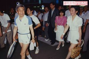 現在も毎年、静養されている軽井沢でテニスをプレーされた際の上皇ご夫妻。陛下や黒田清子さんもご一緒に訪れていた（'90年8月）