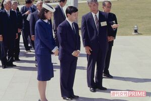 『平和の礎』を訪れ、粟国さん（右）の説明を熱心にお聞きになった両陛下（'97年7月）