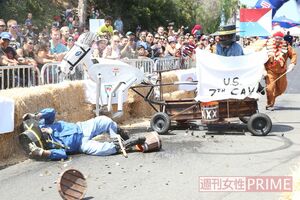 危な〜〜い!!　クラッシュしてコーナーに激突！　LA大会は全長約610mの蛇行したコース。障害物を避けながらゴールを目指す。撮影／吉岡竜紀