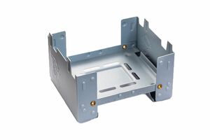 ダイソーミニストーブ（330円）固形燃料を置いて五徳として利用でき、折りたたみ式で持ち運びに便利