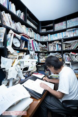 マンガを執筆中の東海林さだおさん　撮影／北村史成