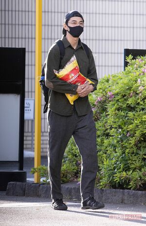 2022年5月、朗読劇の会場をあとにする東出昌大の手には全粒粉が……