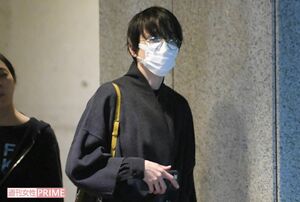 2月15日の夜、舞台を終え、出待ちのファンが集う楽屋口ではなく裏口から帰路につくりえ