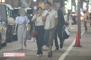 元『NMB48』の松岡知穂と肩を寄せ合って繁華街を歩く実業家のX氏