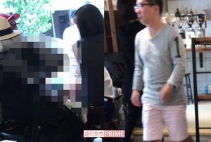 背を向け子どもをひざに乗せているのが山口。右が田中