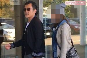 身体を寄せ合い、楽しげに会話をしながら店へと入っていくふたり