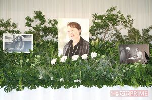 市原さんが好きだった観葉植物をふんだんに飾った祭壇。緑の中で眠っているイメージを再現している
