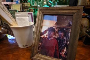 『ルーキーs』に飾られている上島竜兵さんの写真。多いときは週4日のペースで通っていた