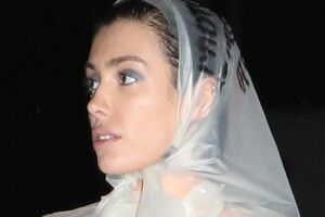 裸の上にレインコートを羽織ったビアンカ・センソリの姿（写真/アフロ）