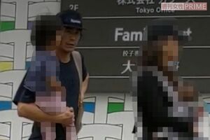 子どもを片手でヒョイと抱える伊藤英明