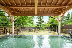 夜は満天の星が見渡せる露天風呂。大浴場にはサウナと水風呂も併設