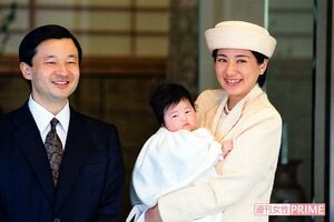 愛子さまのご誕生から103日目のお宮参りのため、母娘で皇居へご出発。平成14(2002)年3月