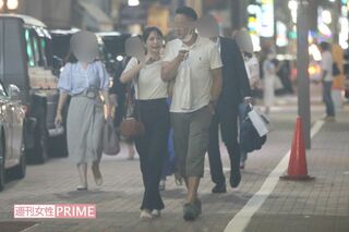元『NMB48』の松岡知穂と肩を寄せ合って繁華街を歩く実業家のX氏
