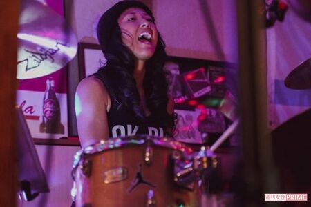 アメリカではバンド活動も。'19年から始めたドラムを担当している