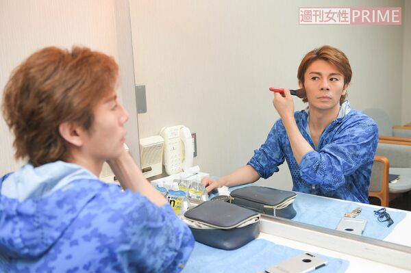 【6】17:45メイクをしはじめ、身も心もハンスへ変わっていく。「初日はスタンディングオベーションになりました。今日も全力で頑張ります！」と、気合バッチリの鈴木　撮影／渡邊智裕