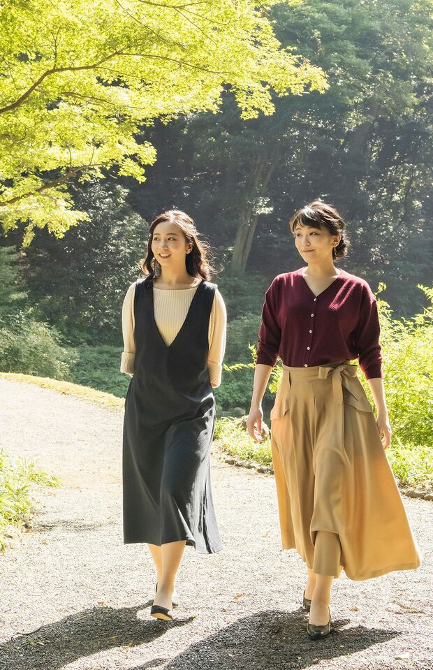 眞子さまが30歳をお迎えになるあたり公開された宮内庁提供写真。お隣には佳子さまも（'21年10月6日・赤坂御用地）