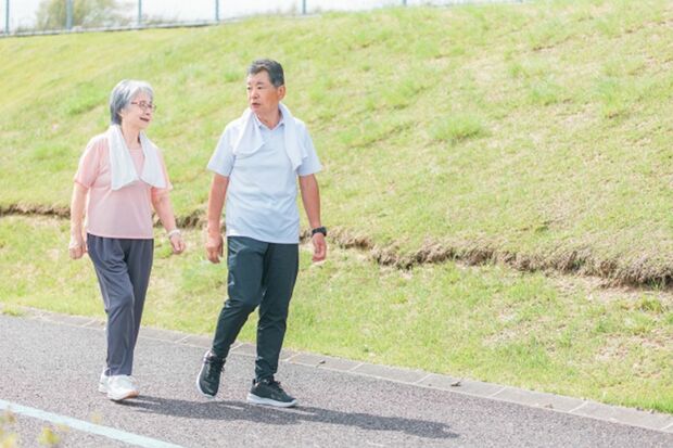運動することで体力や気力が増す。散歩するだけでもいいので積極的に身体を動かしたい ※写真はイメージです