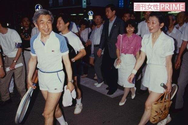 現在も毎年、静養されている軽井沢でテニスをプレーされた際の上皇ご夫妻。陛下や黒田清子さんもご一緒に訪れていた（'90年8月）