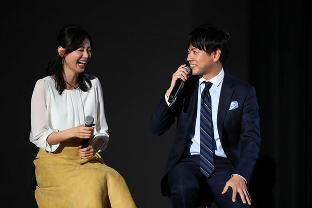 楽しそうに笑う本仮屋ユイカと山下健二郎